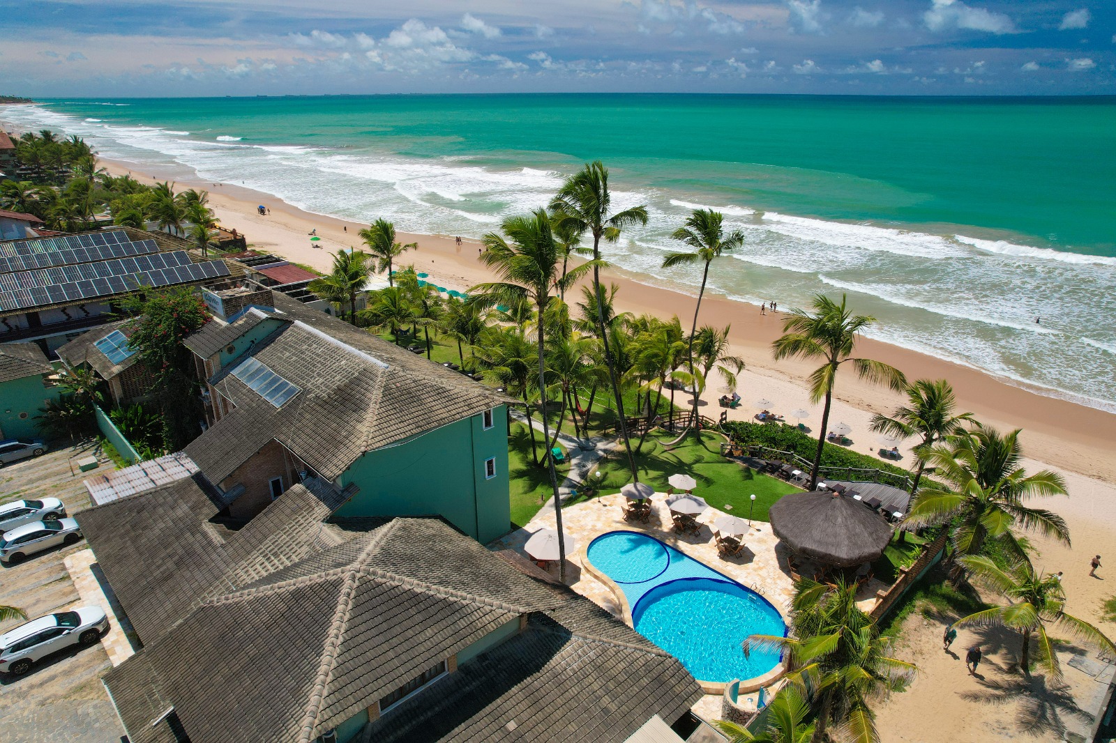 Vista aérea da piscina e do mar da Pousada Ecoporto