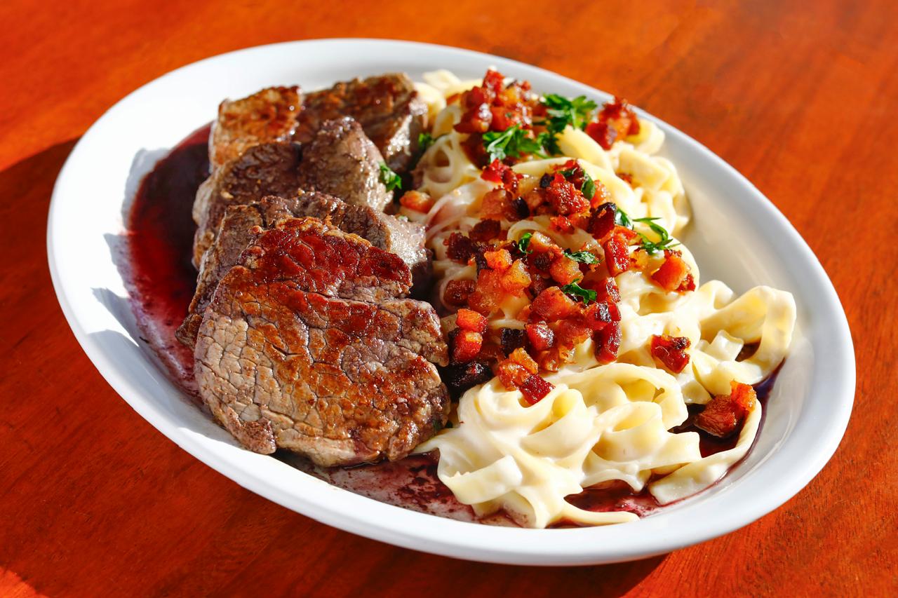 Filé ao molho de vinho tinto com fettuccine